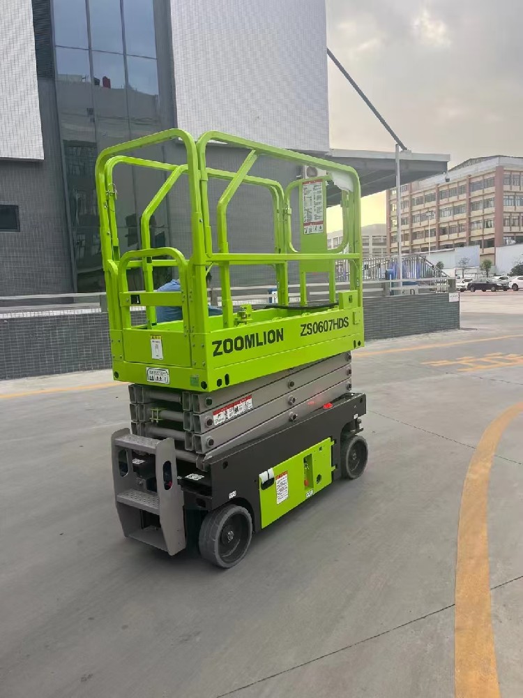 剪叉式高空作业平台